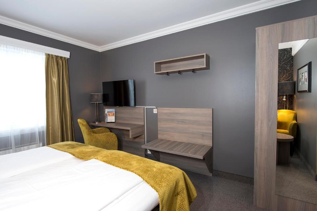 Postel nebo postele na pokoji v ubytování Dr. Holms Hotel
