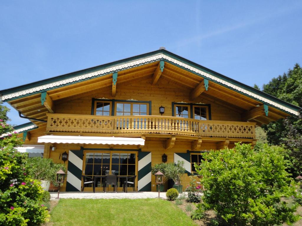 Cette grande maison en bois possède un grand balcon. dans l'établissement Appartement Ölberg, à Kitzbühel