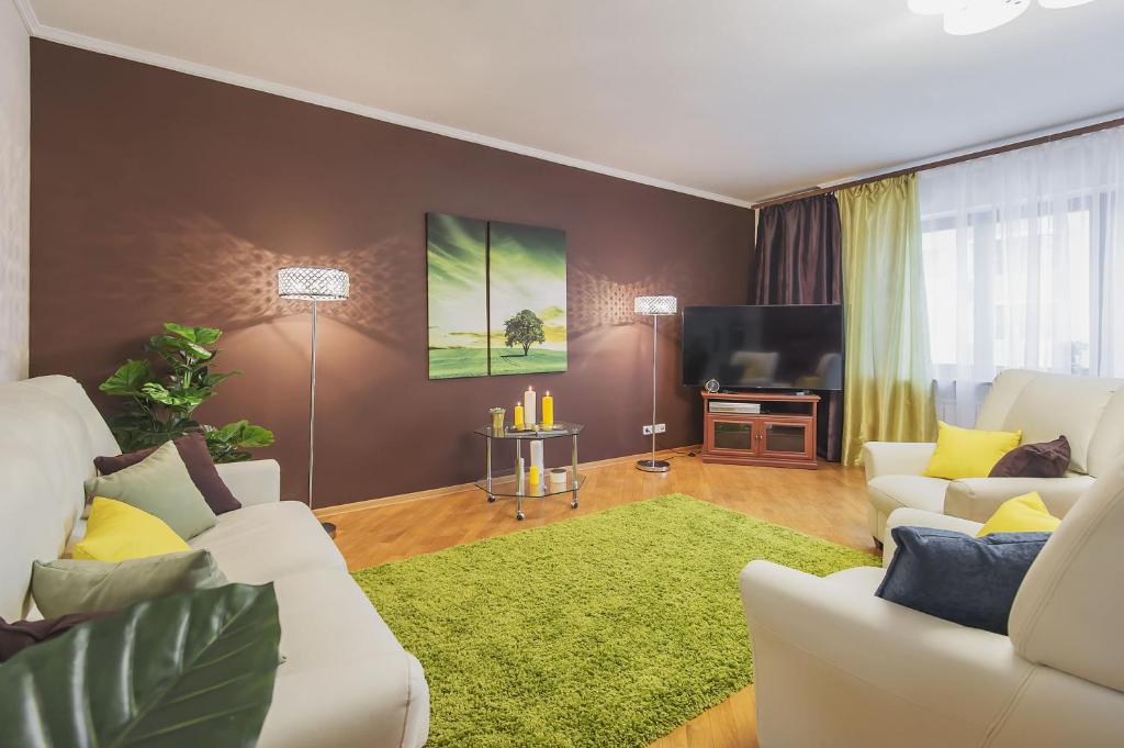 モスクワにあるGorodM spacious Apartment close to Tverskayaのリビングルーム(白い家具、緑の敷物付)