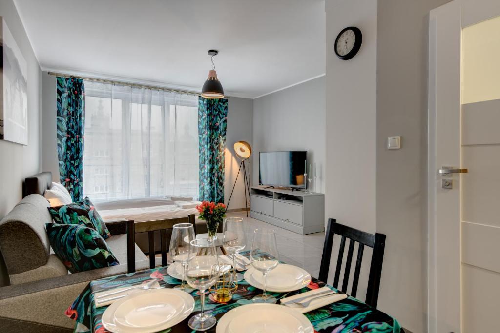 Telewizja i/lub zestaw kina domowego w obiekcie Live & Travel Old Town Apartments