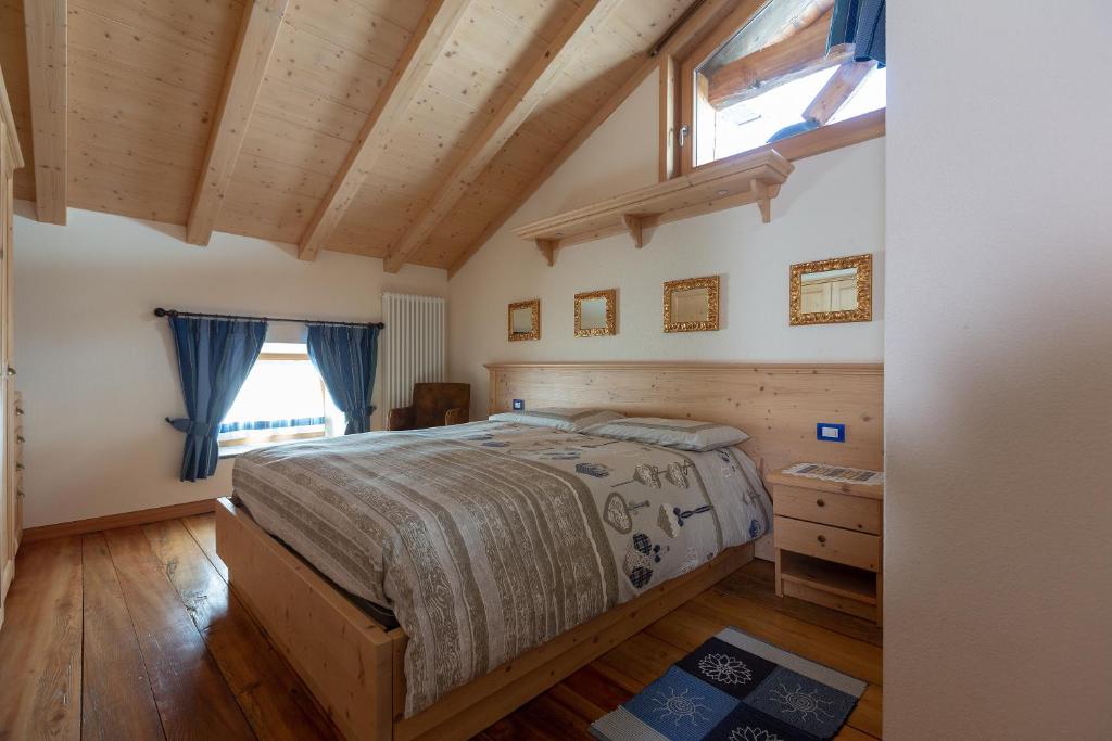 een slaapkamer met een groot bed en een raam bij Toilain in Livigno