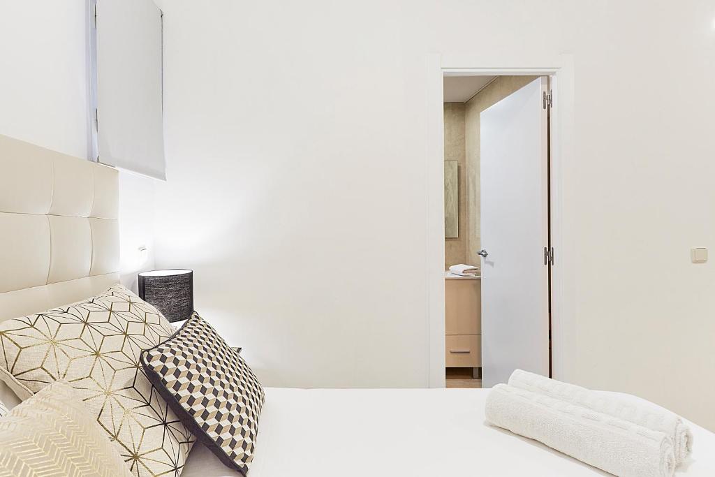 Postel nebo postele na pokoji v ubytování LEEWAYS LOFT IV in GRAN VÍA