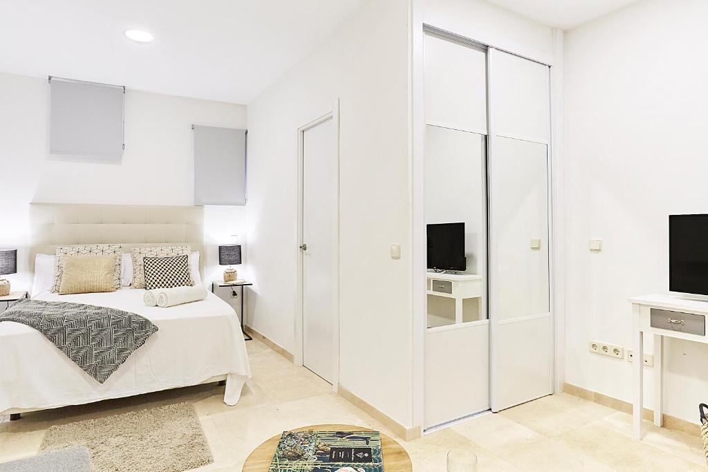 Postel nebo postele na pokoji v ubytování LEEWAYS LOFT IV in GRAN VÍA