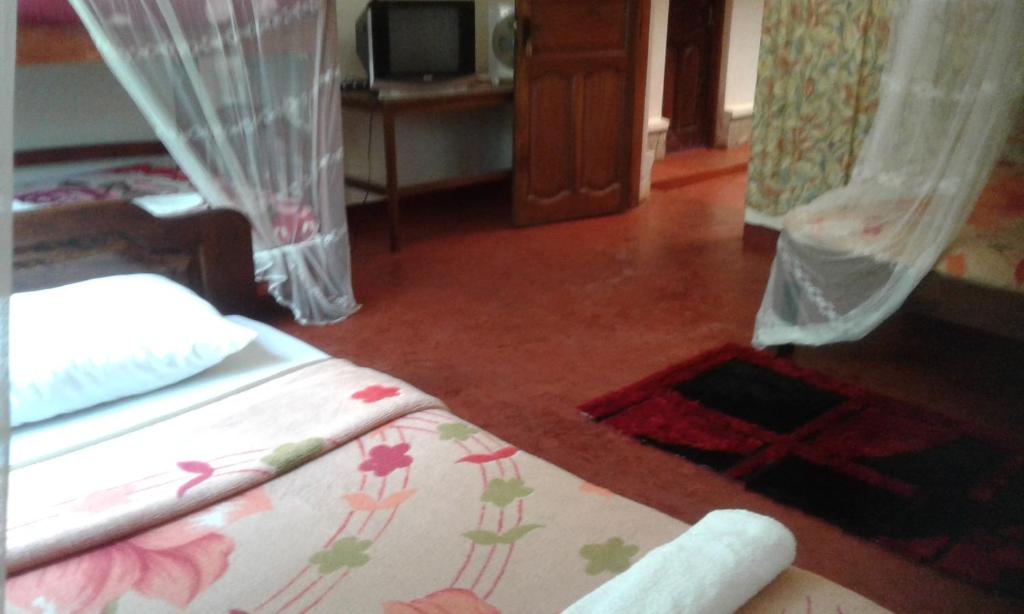 Postel nebo postele na pokoji v ubytování Skyway Hotel