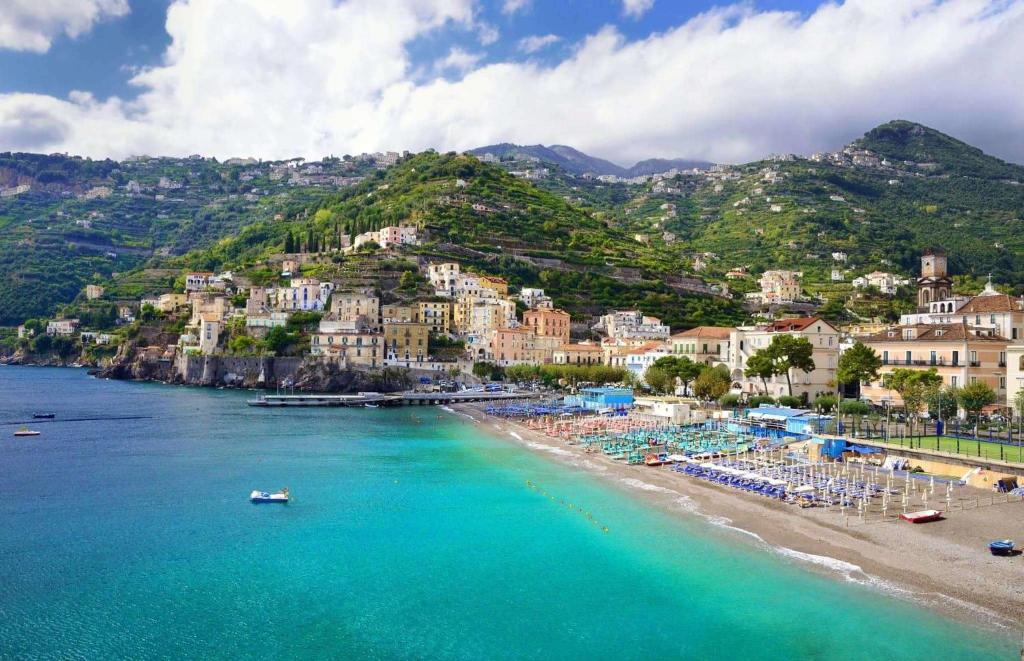 an aerial view of a beach with buildings and the ocean at La dea bendata in Minori