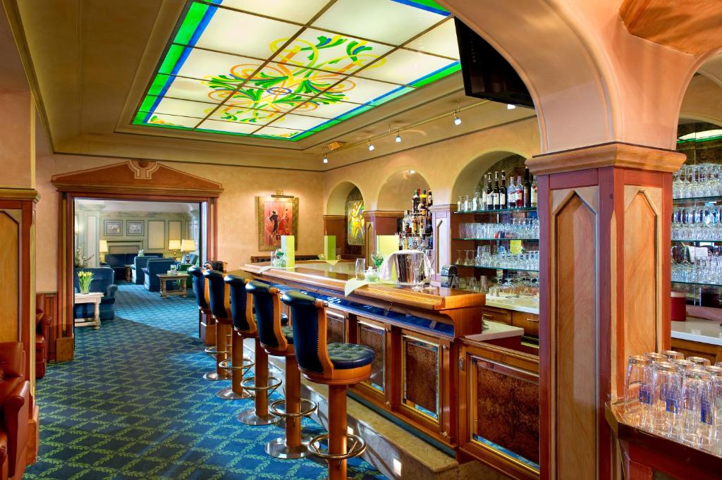 Lounge nebo bar v ubytování Parkhotel