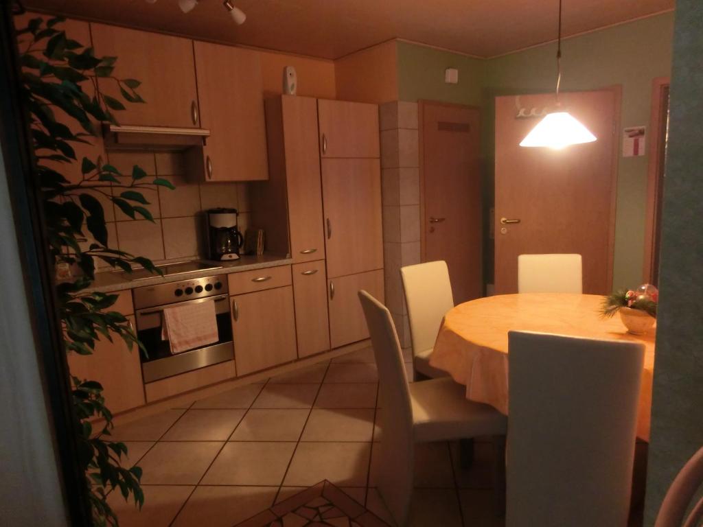 Kuchyň nebo kuchyňský kout v ubytování Ullas Gästehaus
