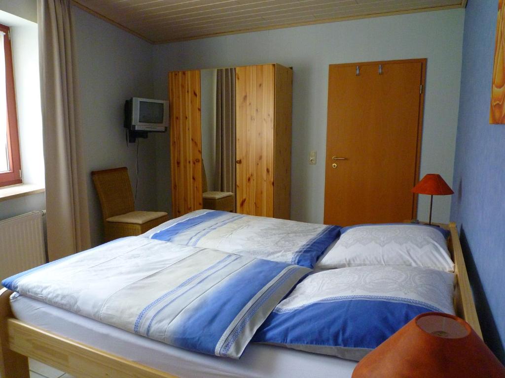 Postel nebo postele na pokoji v ubytování Ullas Gästehaus