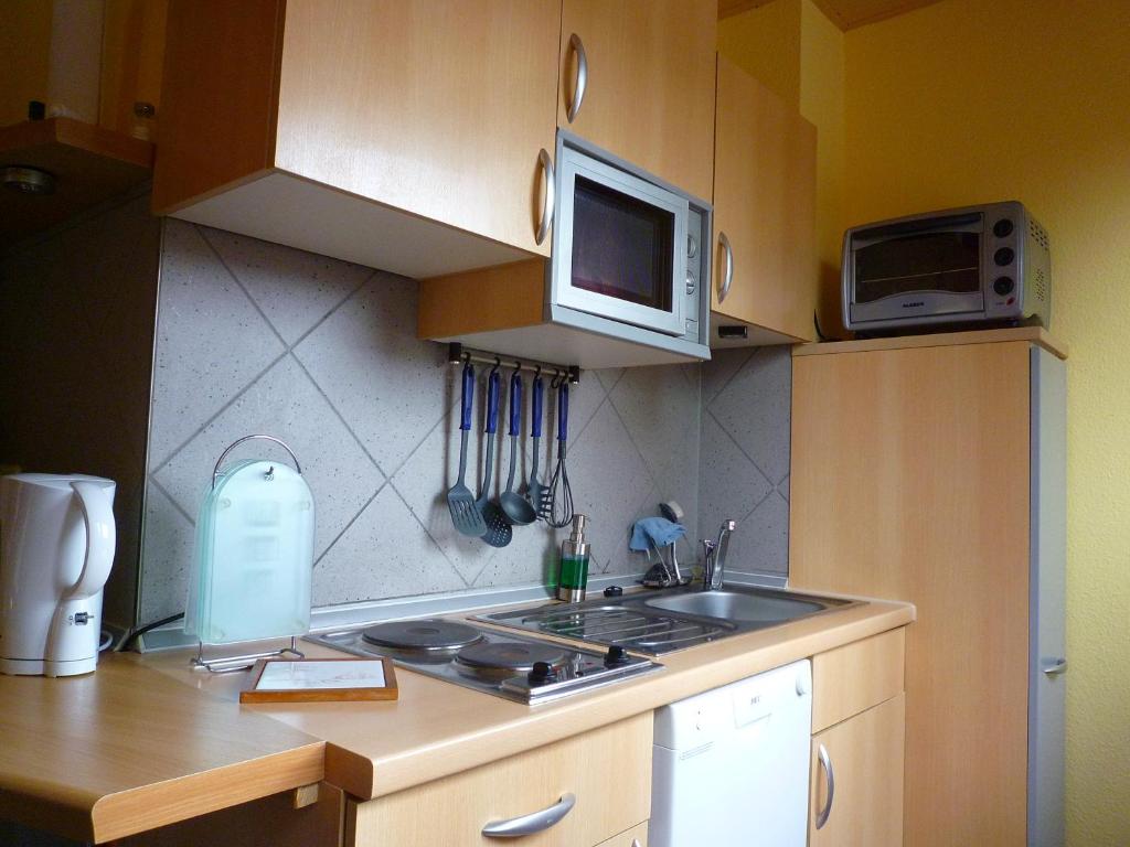 Kuchyň nebo kuchyňský kout v ubytování Ullas Gästehaus