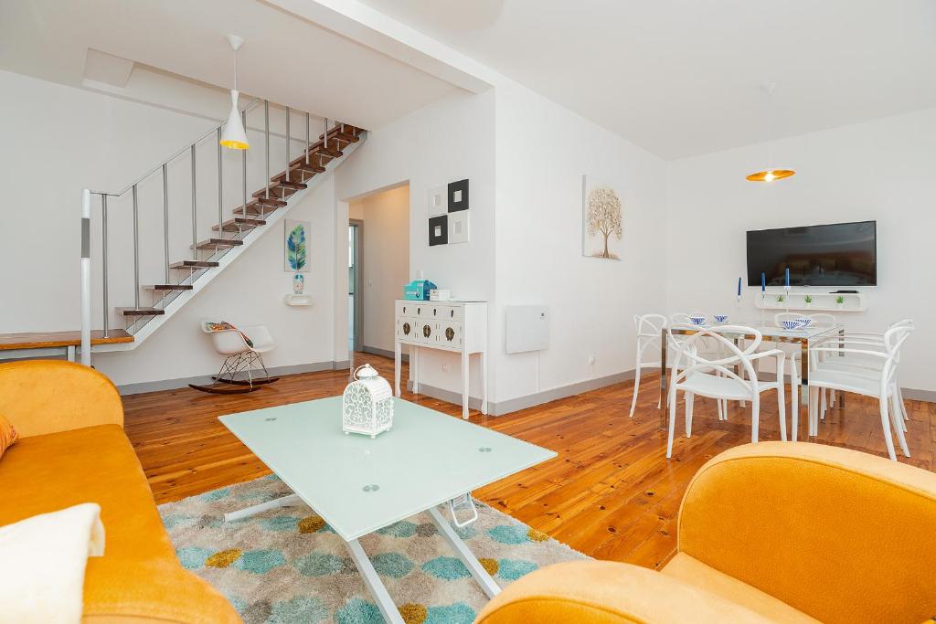 een woonkamer met een tafel en een eetkamer bij Lisbon Times Apartments in Lissabon