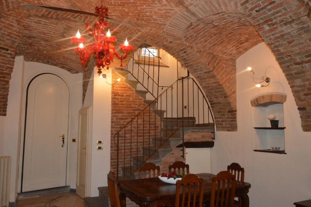 jadalnia ze stołem i spiralnymi schodami w obiekcie Quinta Quadra w mieście Chiari