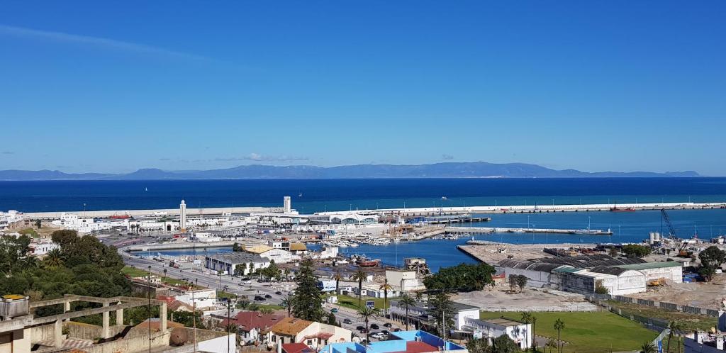 vista su una città con porto e acqua di Hotel Le Gardenia (ex Lutetia) a Tangeri