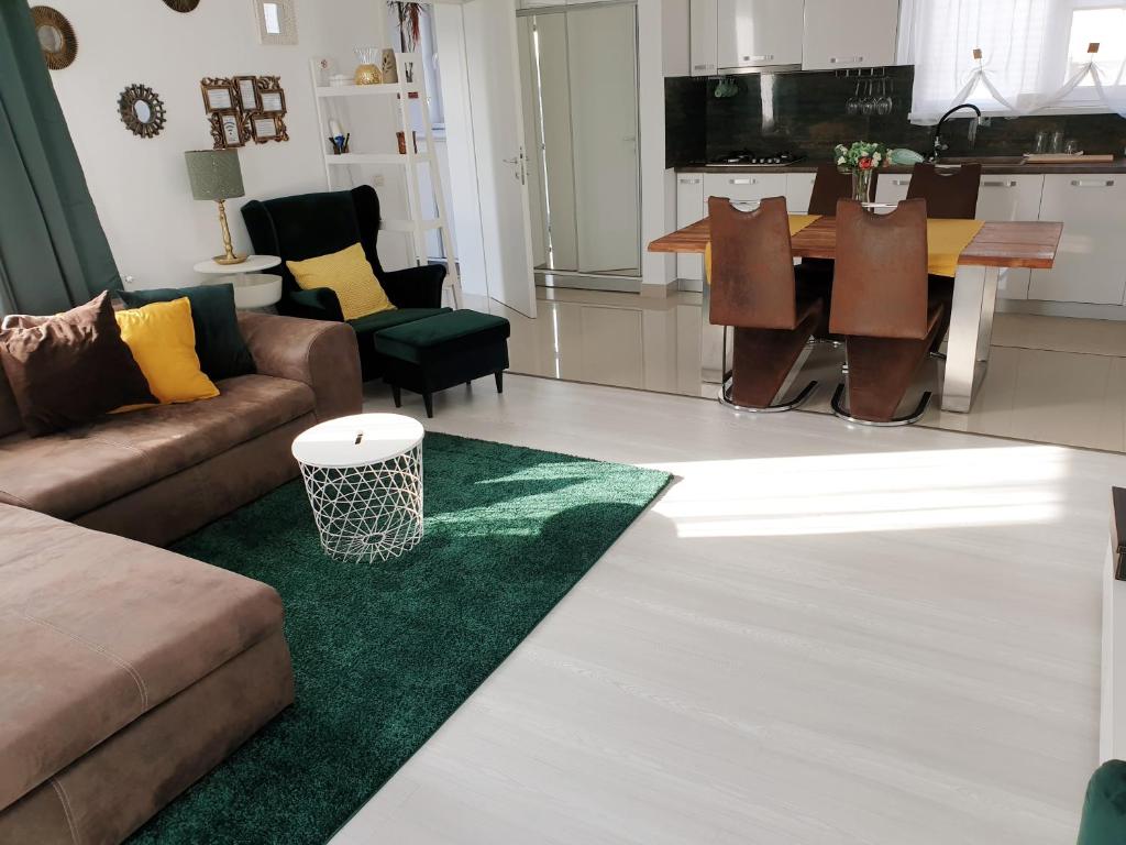 uma sala de estar com um sofá e uma mesa em VillaGrey Tunari em Tunari