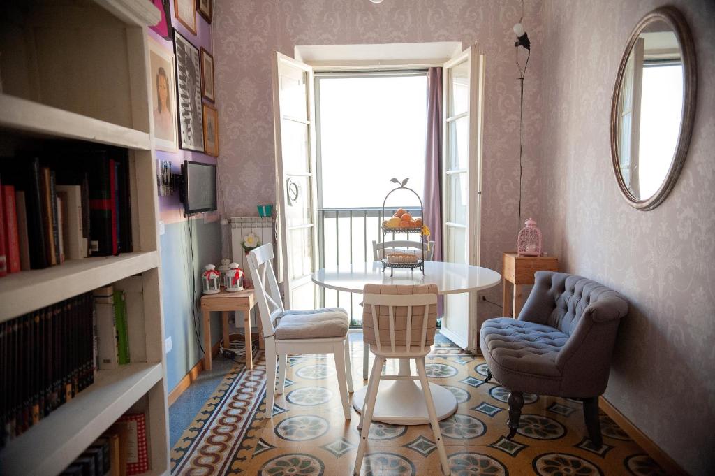 une chambre avec une table, des chaises et une fenêtre dans l'établissement 53 Via Faenza, à Florence