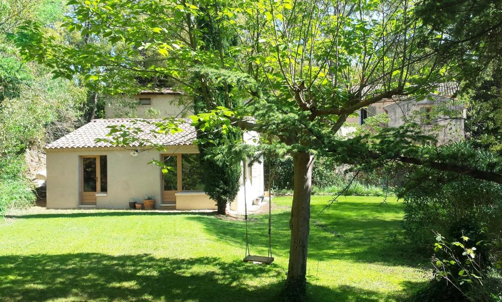 un columpio en el patio de una casa en La petite maison en Aix-en-Provence