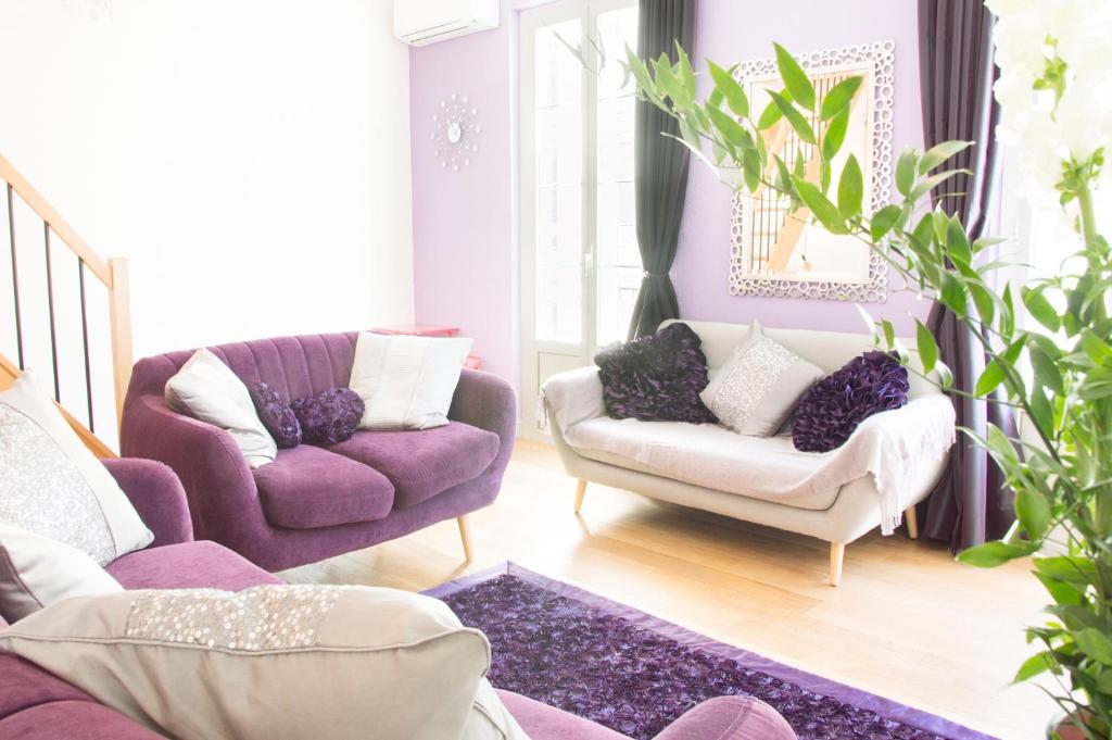 - un salon avec deux chaises et un canapé pourpre dans l'établissement Sunlight Properties - 