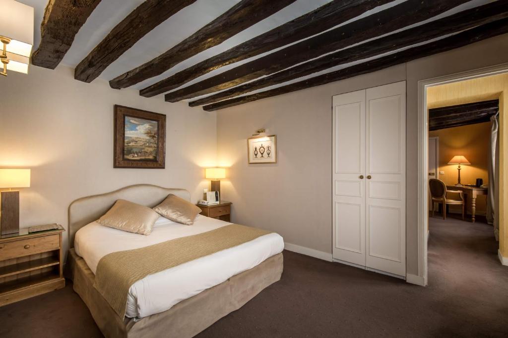 Cama o camas de una habitación en Hôtel la Residence Du Berry
