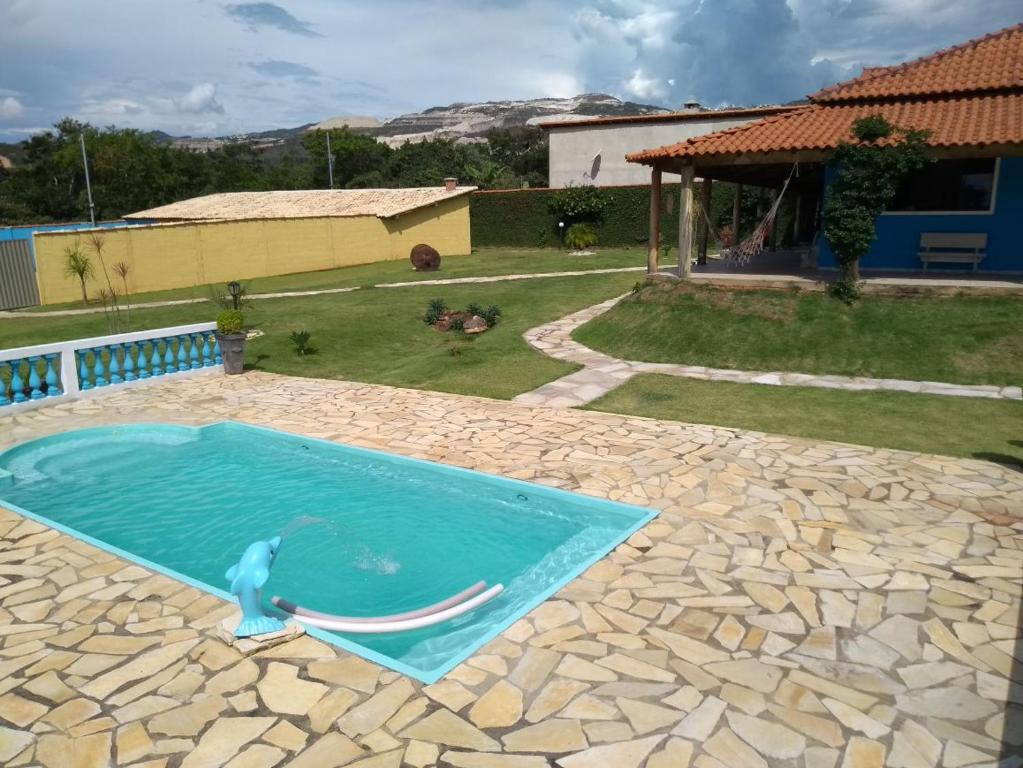 una piscina en medio de un patio en Chácara Recanto dos Pássaros, en São Thomé das Letras