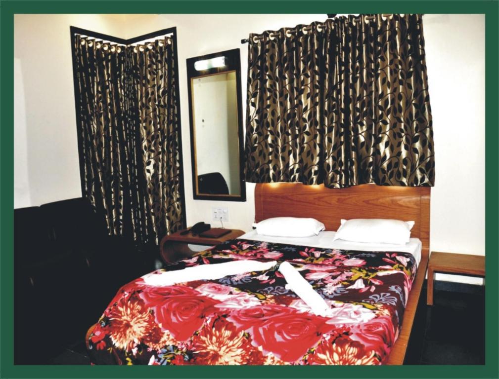 Postel nebo postele na pokoji v ubytování Hotel Shradha Saburi Palace