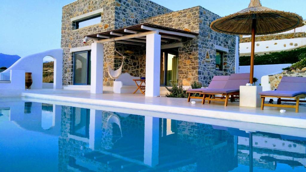 Bazén v ubytovaní Stelani Villas & Suites alebo v jeho blízkosti