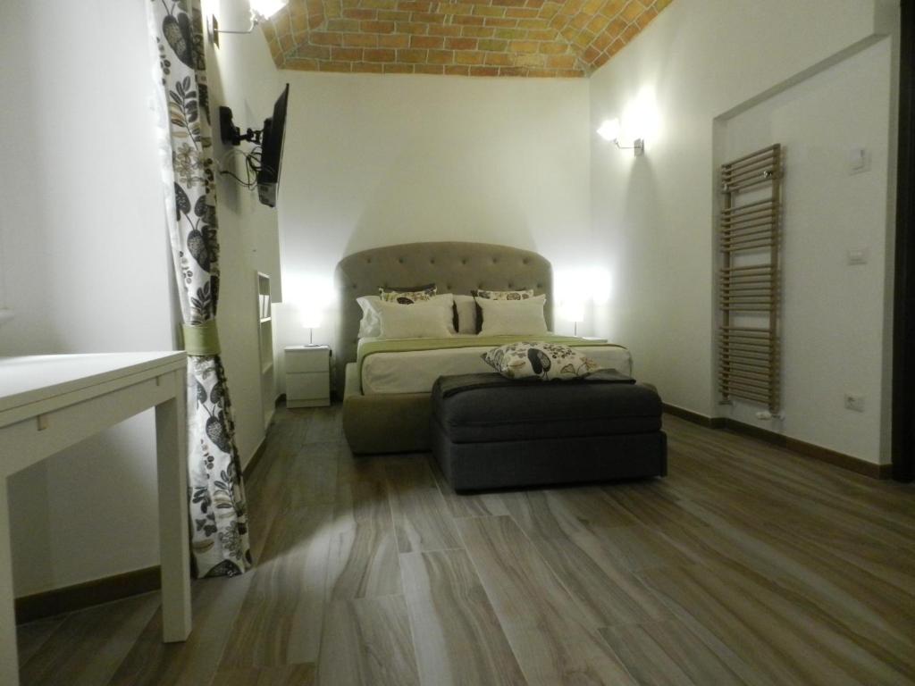ローマにあるSan Pietro - Vaticano - Executive Studio Flatのベッドルーム1室(ベッド1台、ソファ付)