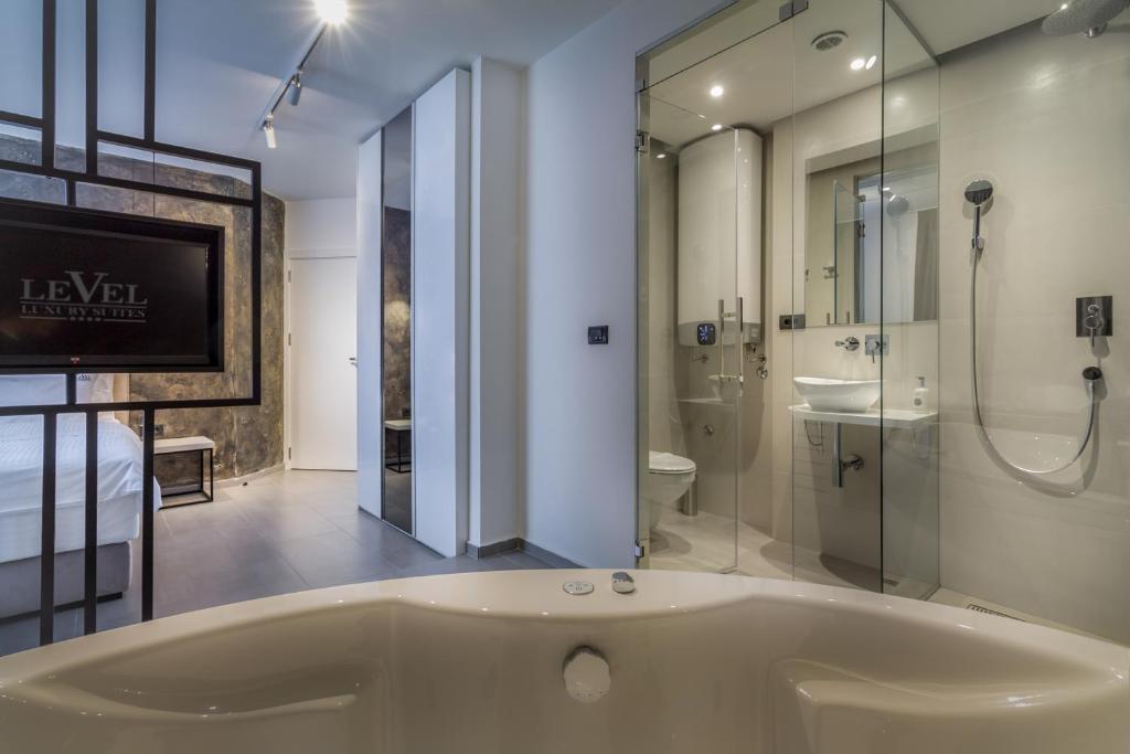 Koupelna v ubytování Level Luxury Suites