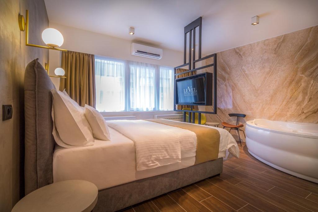 Postel nebo postele na pokoji v ubytování Level Luxury Suites