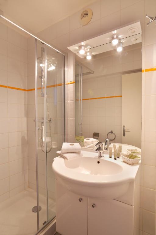 Koupelna v ubytování Hôtel Eliova l'Eau Vive