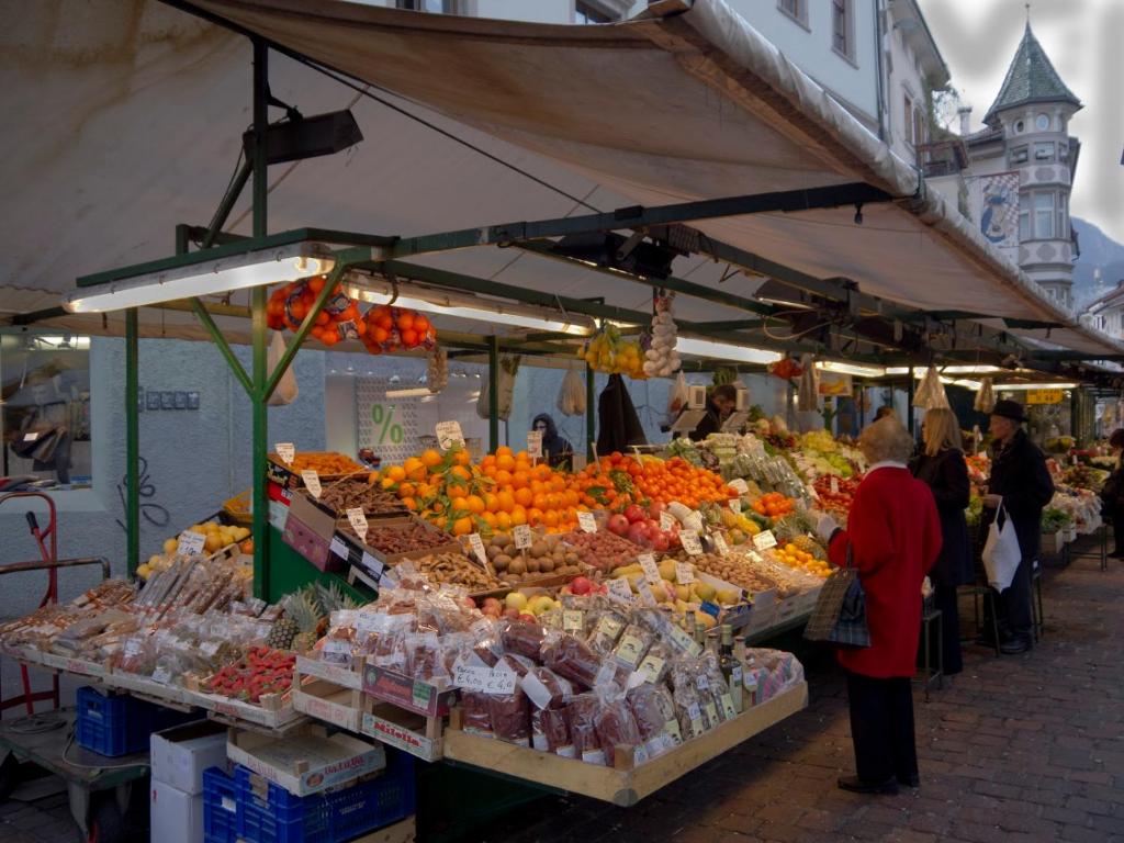 A supermarket or other shops at Az apartmant or nearby