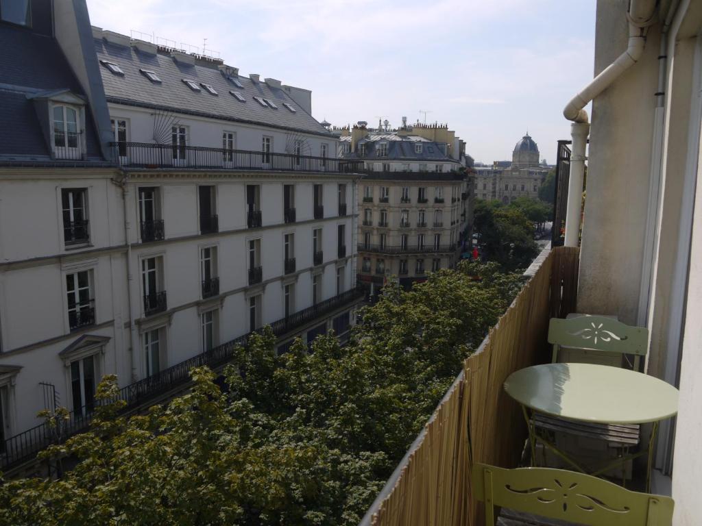 Appartement lumineux avec balcon au coeur de Paris - Apartamento Con Balcón