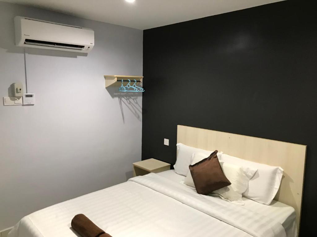 Postel nebo postele na pokoji v ubytování Hotel Seri Kangsar KK Hotel
