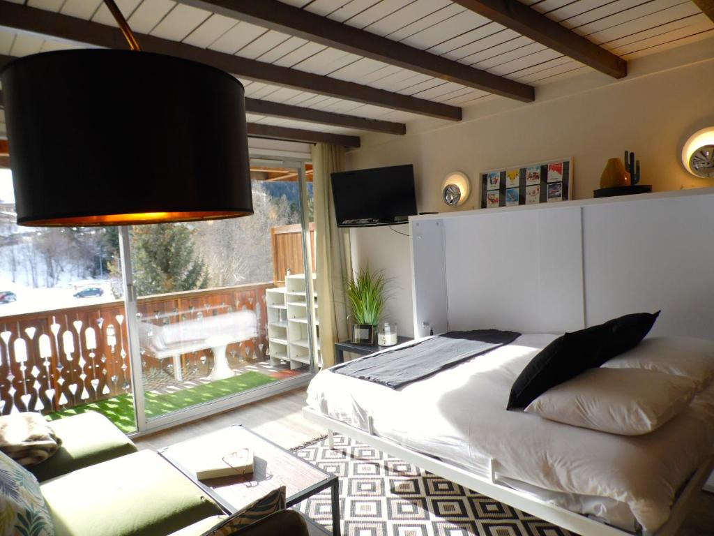普華露的住宿－Pra Loup Appart'hotel，一间卧室设有一张床和一间客厅。