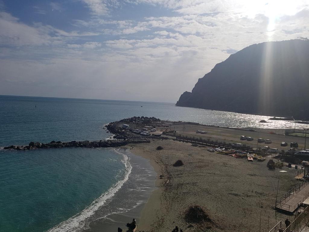 Blick auf einen Strand mit einem Berg im Hintergrund in der Unterkunft Olivia New Apt with - AC in Monterosso al Mare