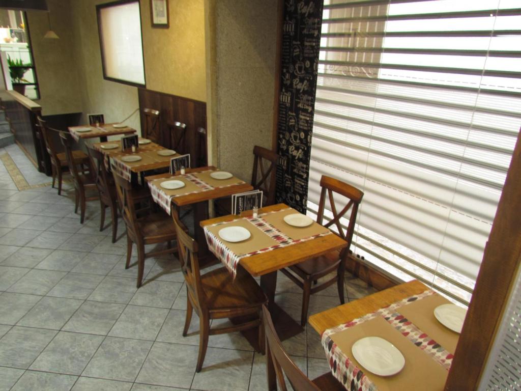 Reštaurácia alebo iné gastronomické zariadenie v ubytovaní Hostal La Campana