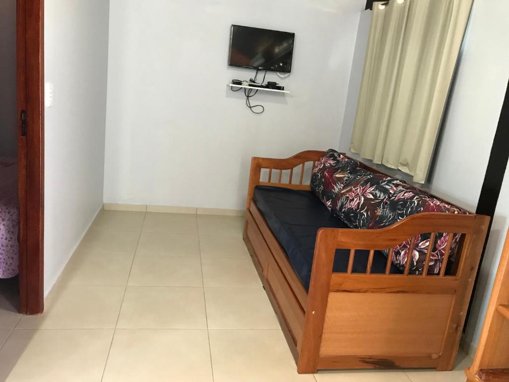 Habitación pequeña con cama y TV. en CASA PÔR DO SOL 3, en Arraial do Cabo