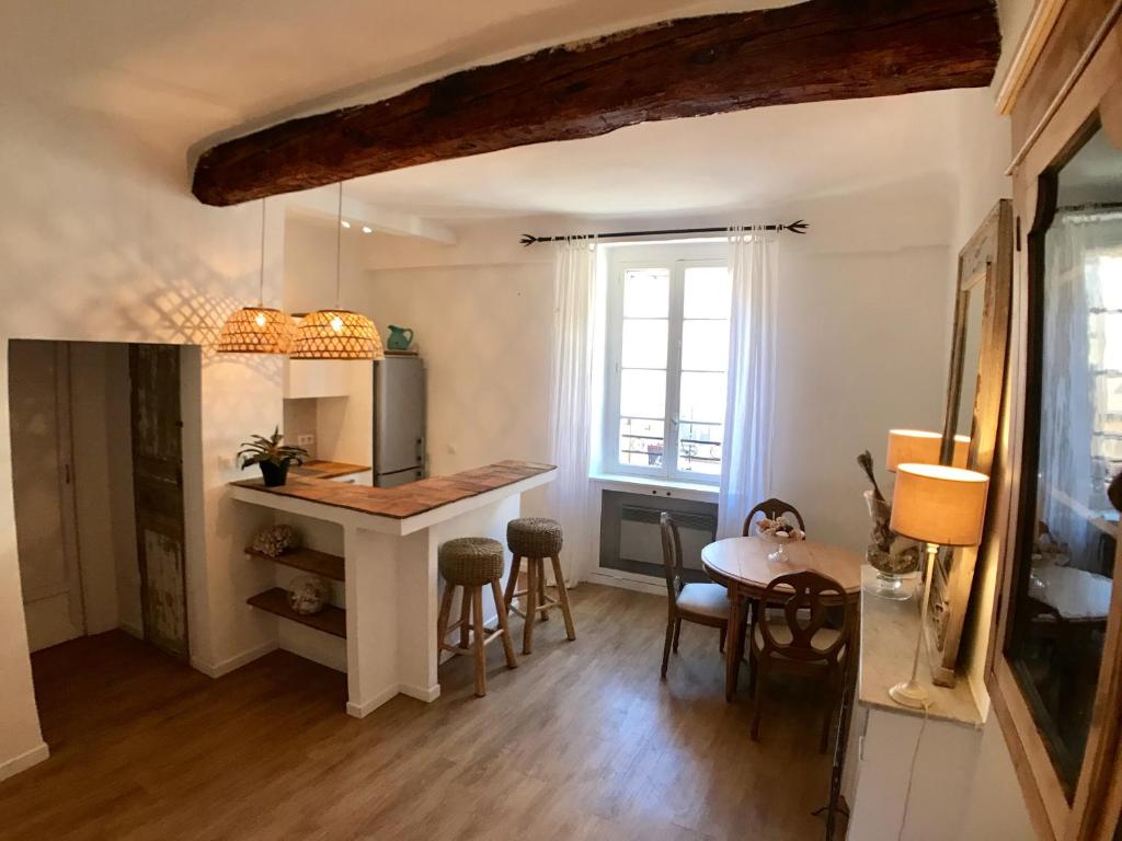 een keuken met een tafel en stoelen in een kamer bij Le Pigeonnier in Saint-Tropez