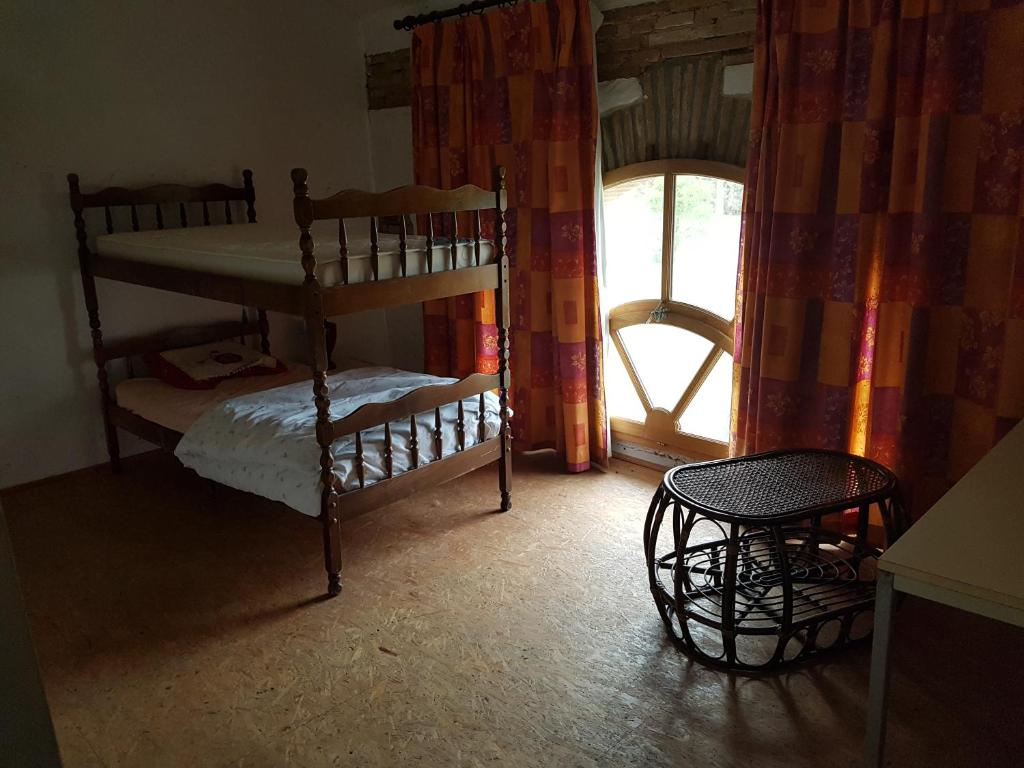 1 Schlafzimmer mit 2 Etagenbetten und einem Fenster in der Unterkunft Orangerie LAGAILLARDE in Thil