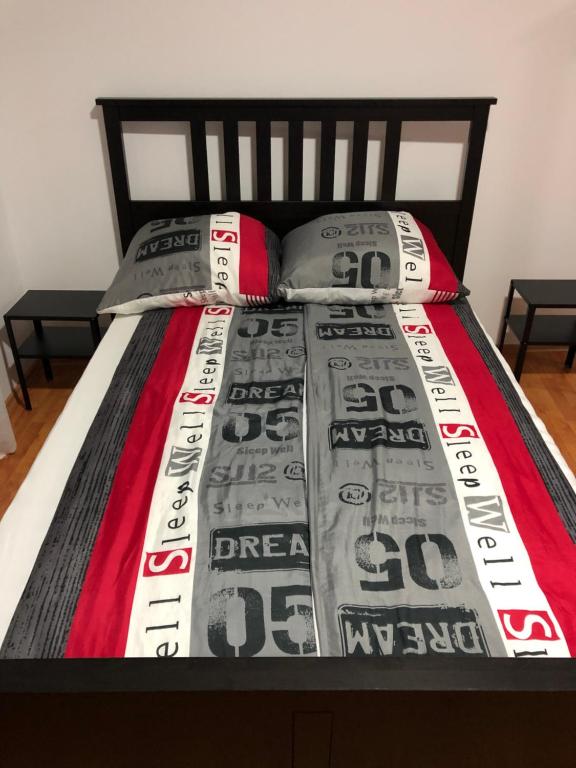 1 cama con almohadas y manta negra y roja en White House Castrop Rauxel, en Castrop-Rauxel
