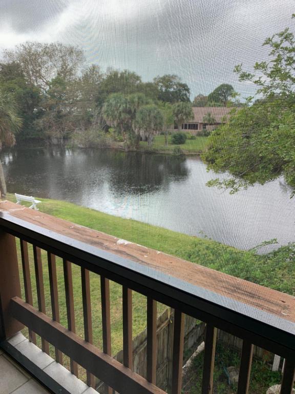 - Balcón con vistas al lago en Sienna Park Apartments, en Sarasota