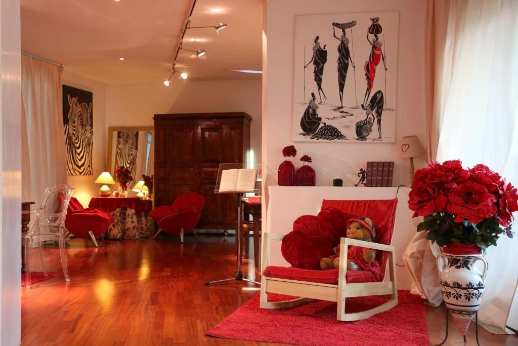 - un salon avec un canapé et des oreillers rouges dans l'établissement a casa di Marzia, à Reggio d'Émilie