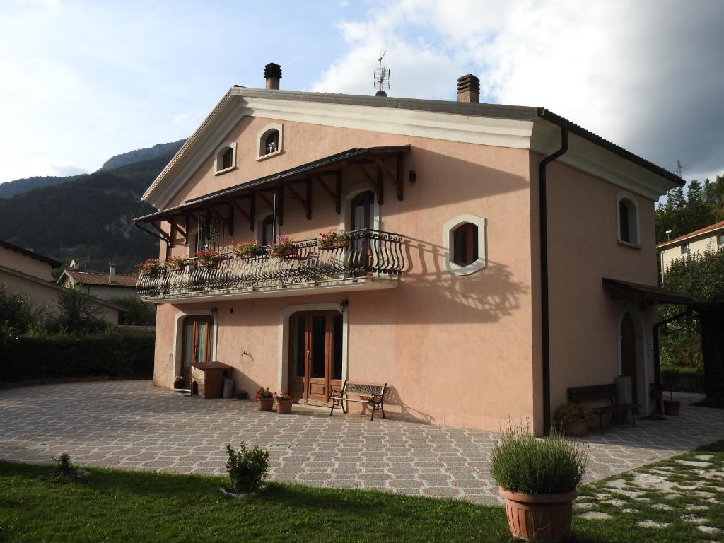 una grande casa con un balcone sopra di Da Nonna Li Rooms and Breakfast a Villetta Barrea