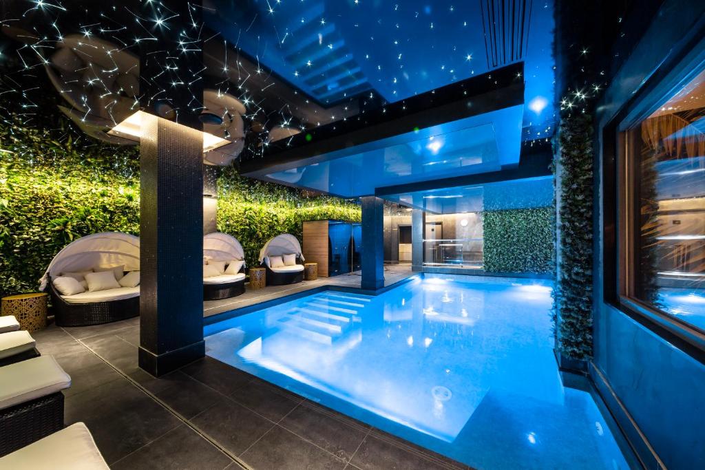 una casa con piscina por la noche en voco Strasbourg Centre - The Garden, an IHG Hotel, en Estrasburgo