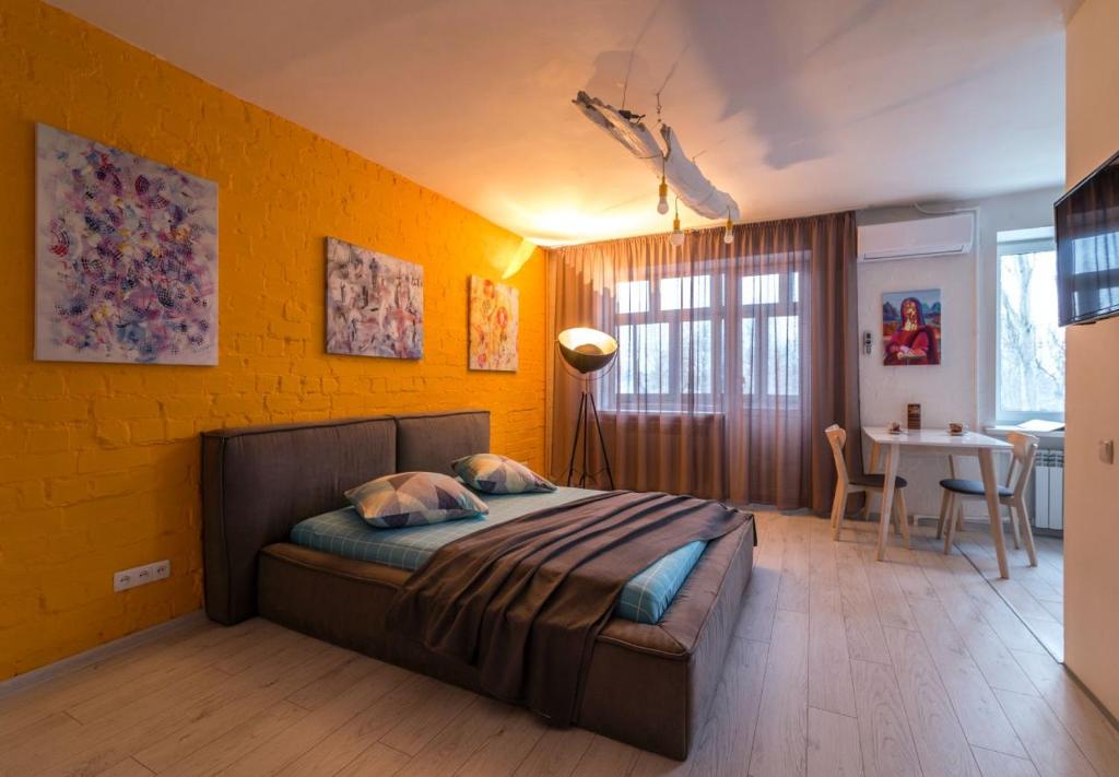 ドニプロにあるKvartira-studiia v tsentre Dnepraの黄色の壁のベッドルーム1室