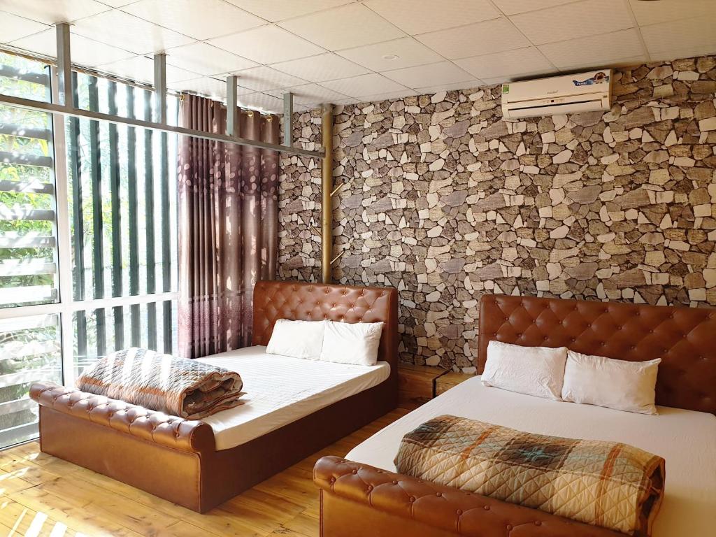 Postel nebo postele na pokoji v ubytování Long Hotel and motobike rental