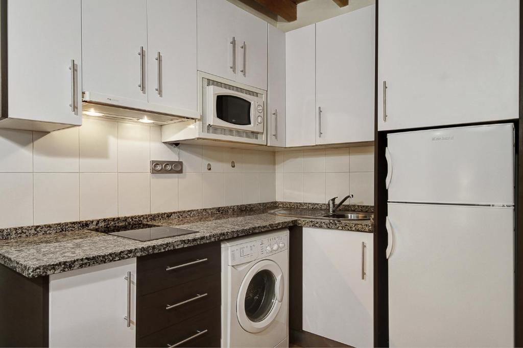 A kitchen or kitchenette at Home4u, Elvira 16, 2A