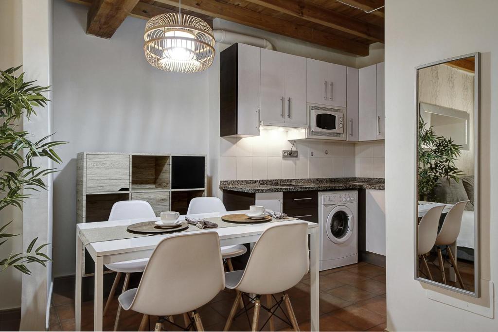 A kitchen or kitchenette at Home4u, Elvira 16, 2A
