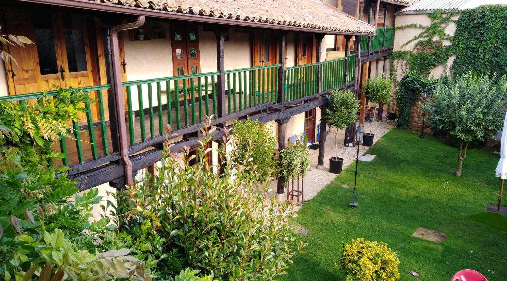 una vista aérea de un patio de un edificio en El Rinconcito de Llamas, en Llamas de la Ribera