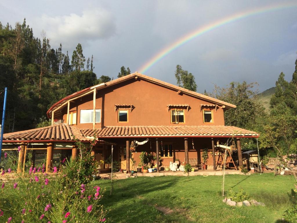 Mágico lugar en el Valle Sagrado في كوسكو: قزاز فوق منزل به
