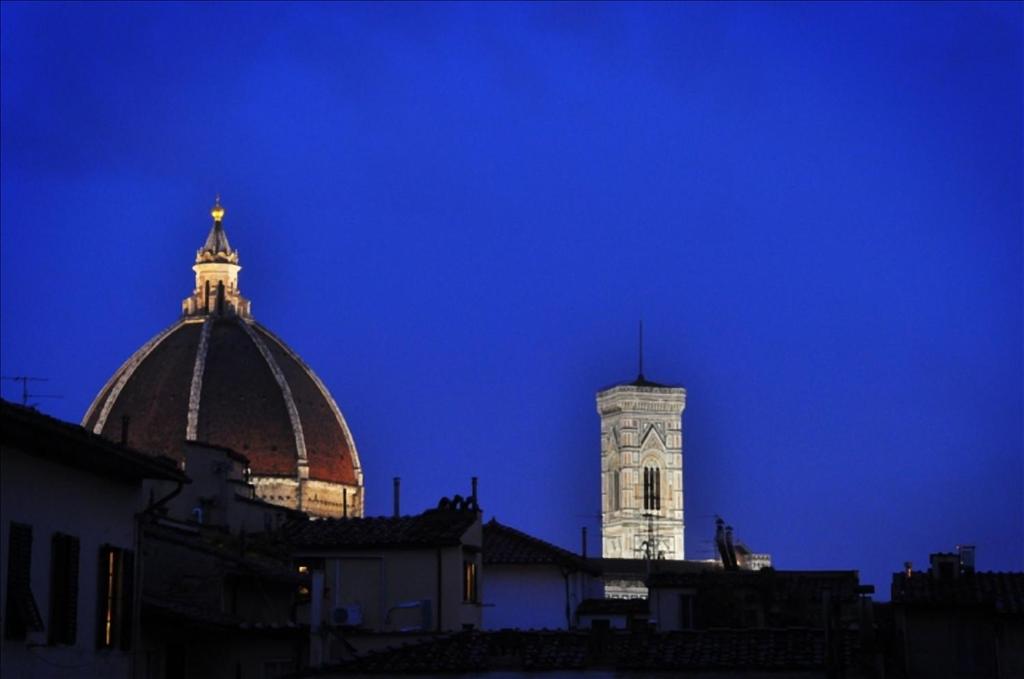 フィレンツェにあるAppartamenti San Marco Firenzeの夜間のドームと時計塔のある建物