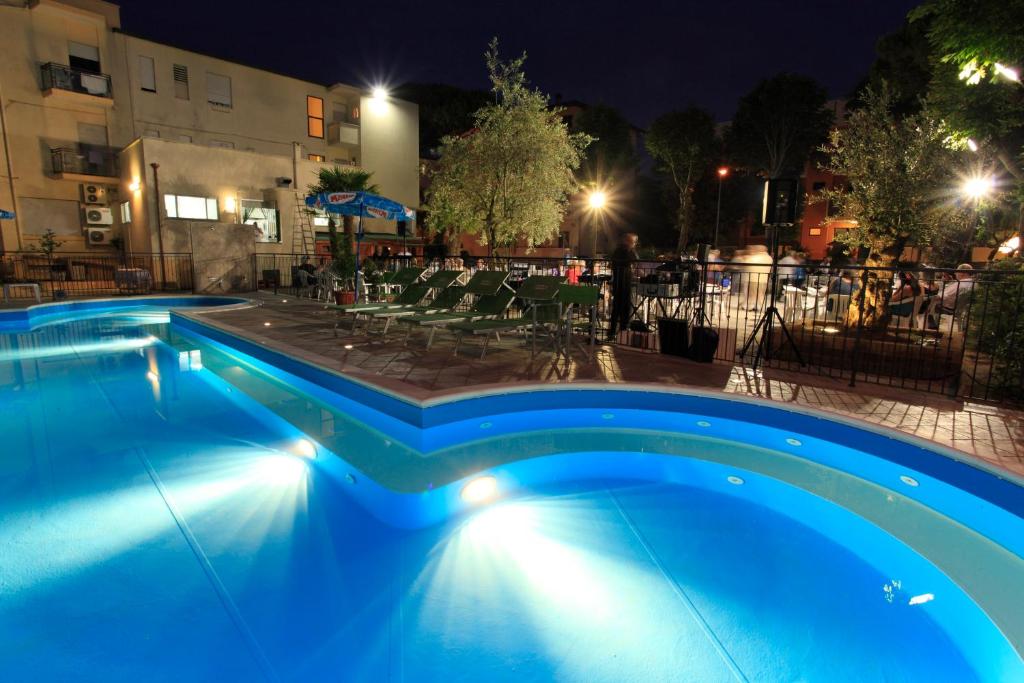 Bazén v ubytování Hotel Vannini nebo v jeho okolí